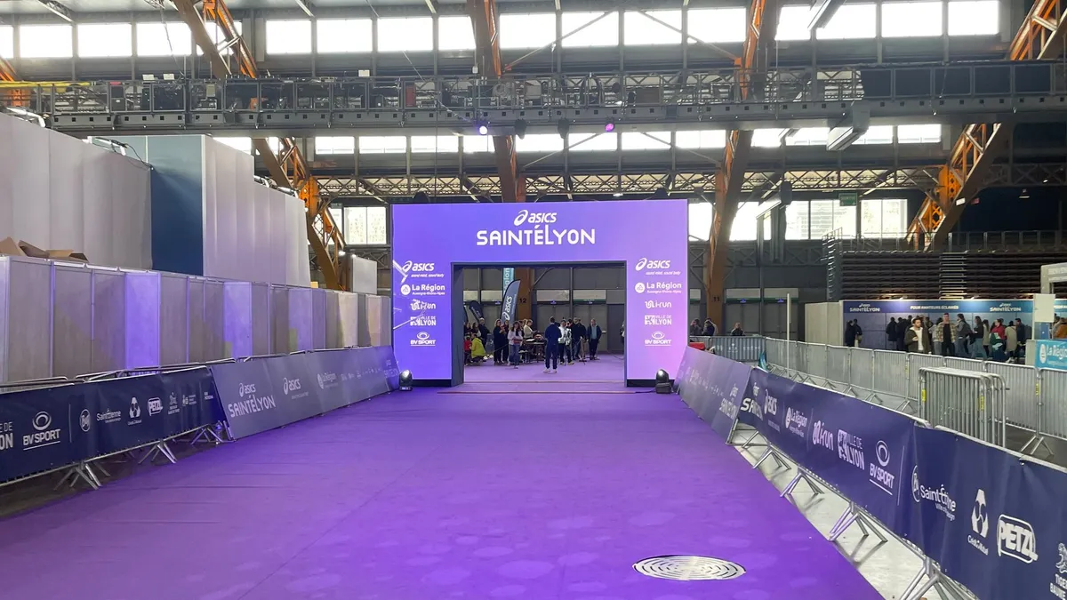 L’arche d’arrivée de la SaintéLyon et son tapis violet, dans la halle, à Lyon