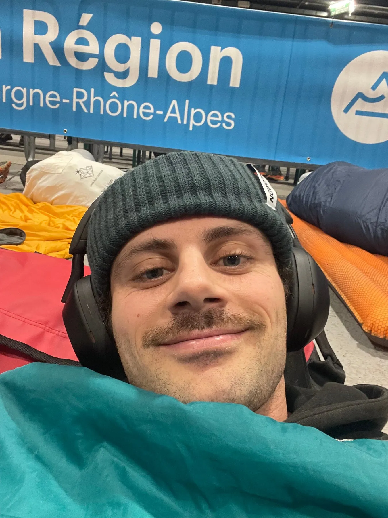 Nicolas Goullet de Rugy allongé dans son duvet, bonnet sur la tête, en attendant le départ à Saint-Étienne