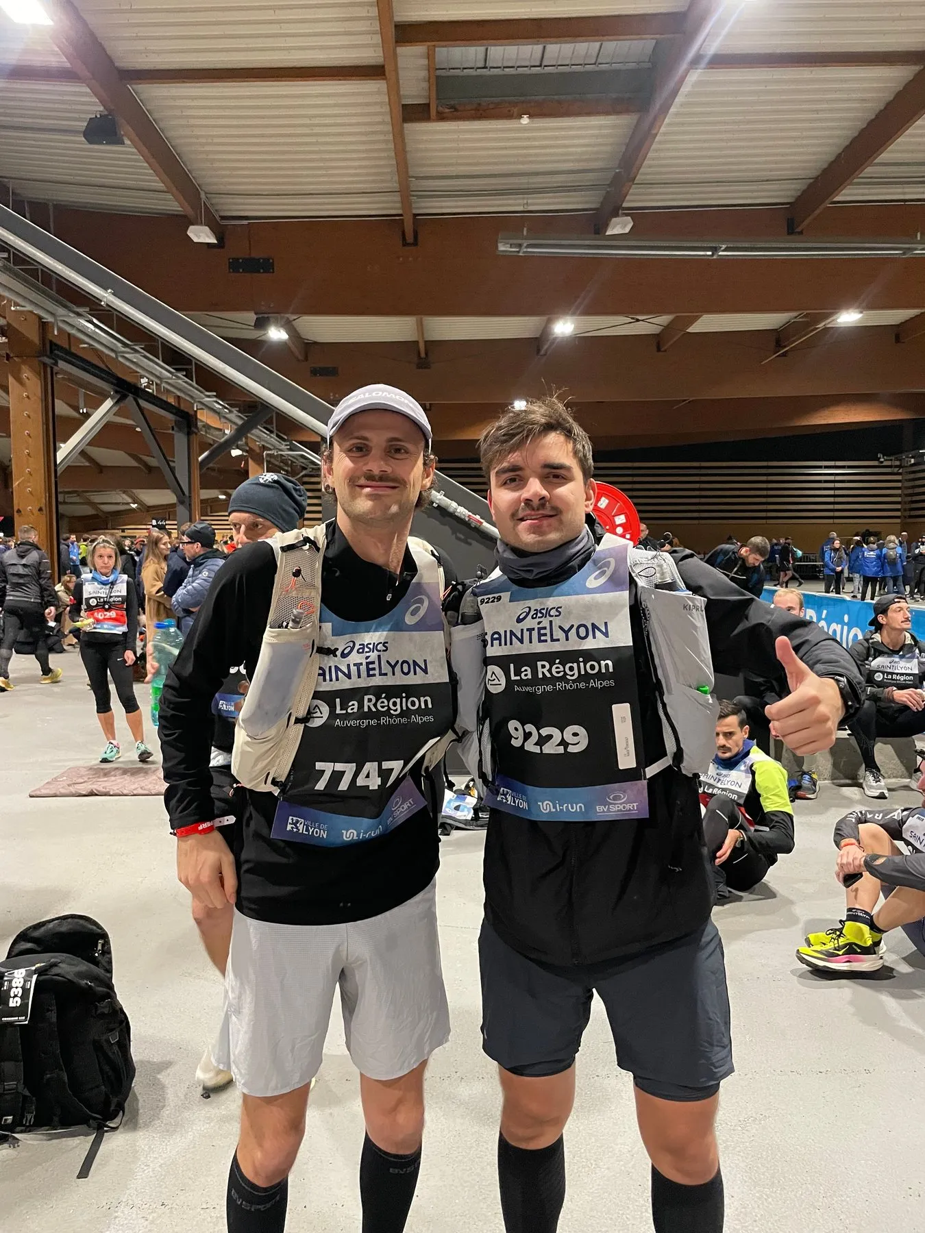 Nicolas Goullet de Rugy et un ami en tenue de course, dossards sur le torse, avant le départ de la SaintéLyon