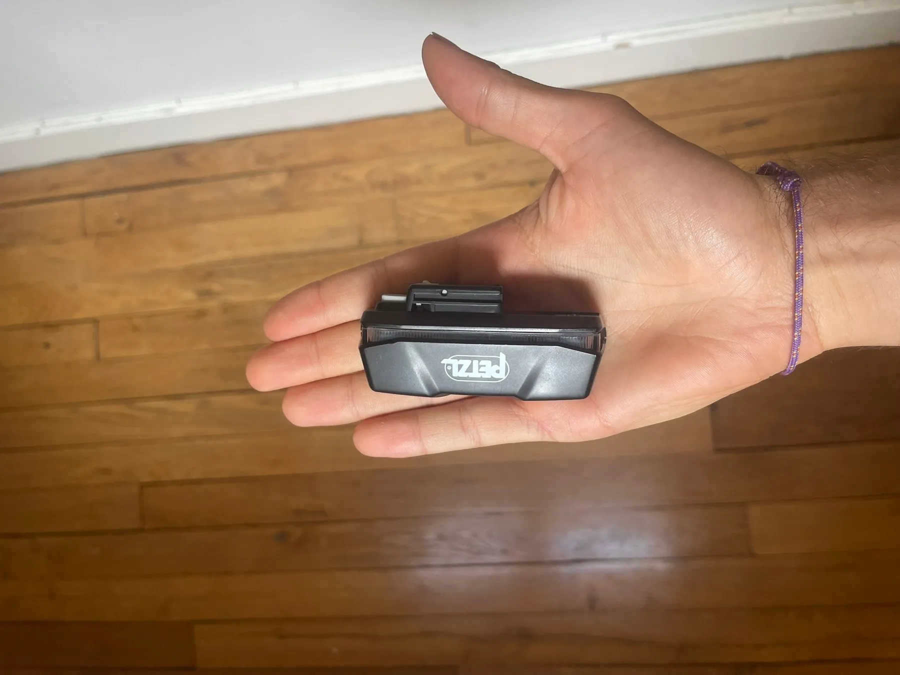 La batterie de la Petzl Nao RL tenue dans une main