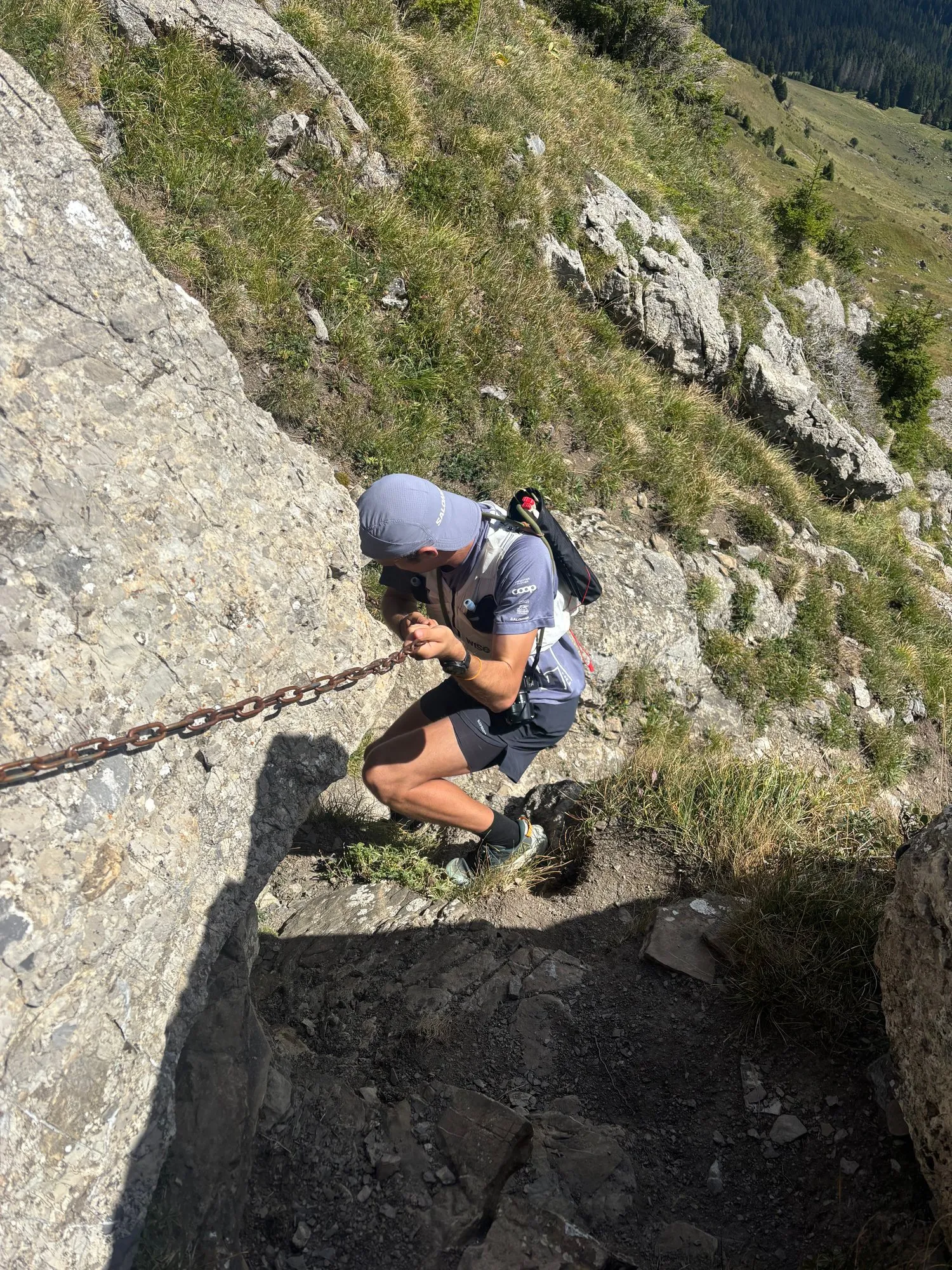 Nicolas Goullet de Rugy sur un passage rocheux équipé d’une chaîne, à Châtel, en Hoka Speedgoat 7