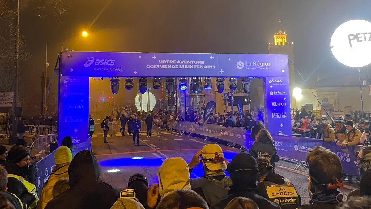 L’arche de départ de la SaintéLyon 2025, de nuit, vue depuis le sas des coureurs