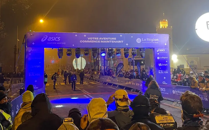 L’arche de départ de la SaintéLyon 2025, de nuit, vue depuis le sas des coureurs