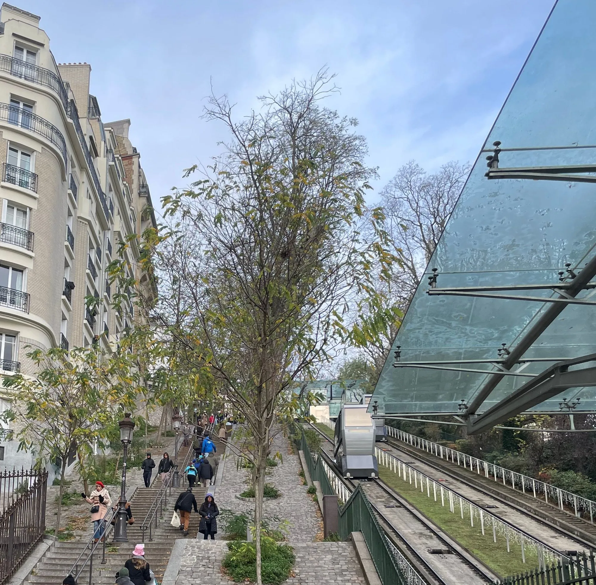 Les escaliers de Montmartre le long du funiculaire, vus du bas