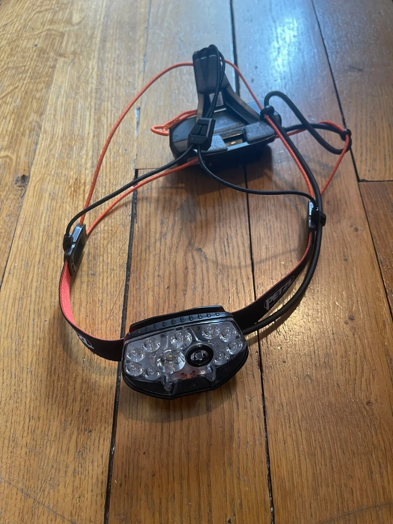 La lampe de la Petzl Nao RL vue de près, avec ses LED et son capteur au centre