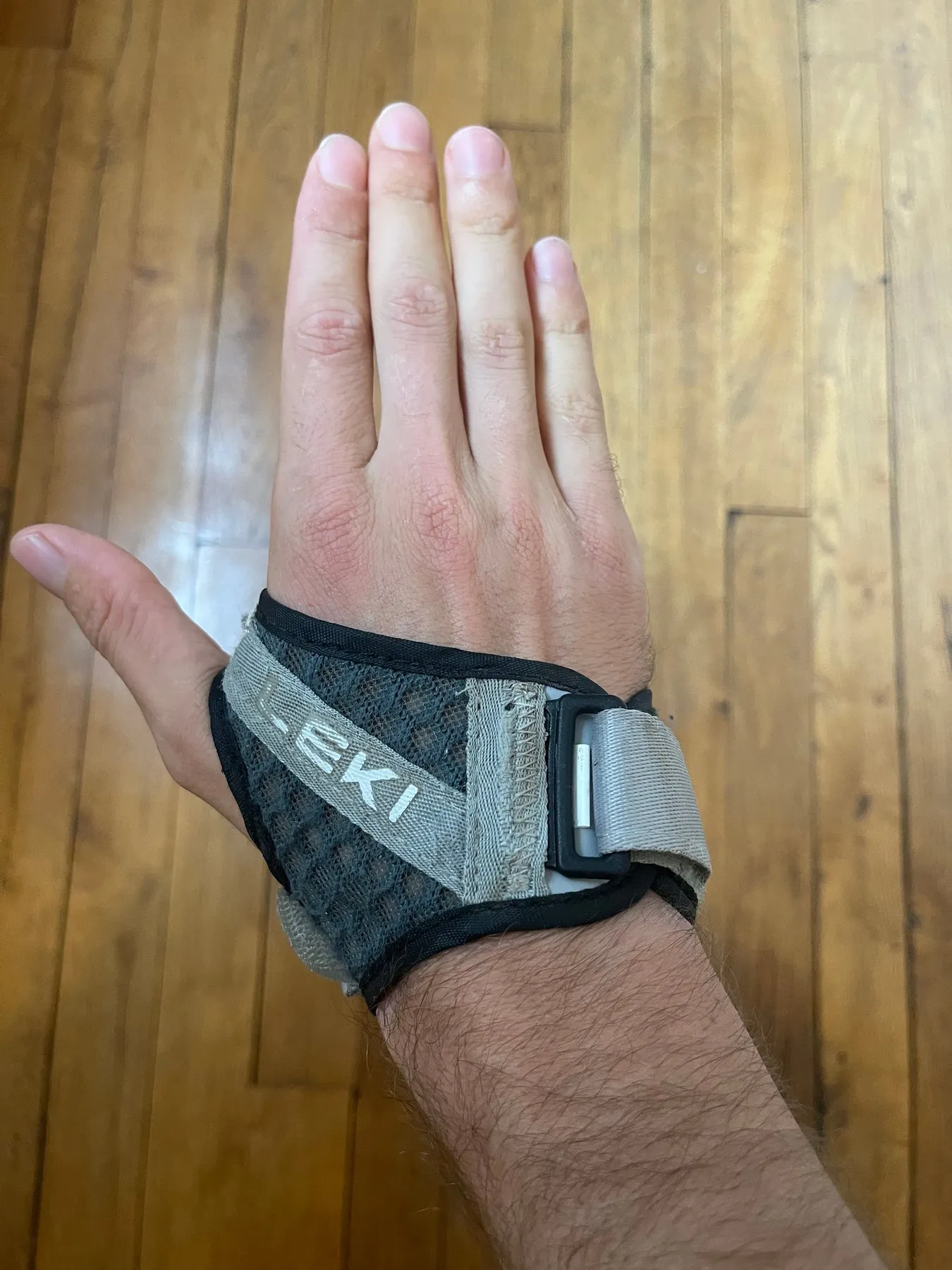 Gantelet Leki en mesh porté sur la main, vu du dos de la main