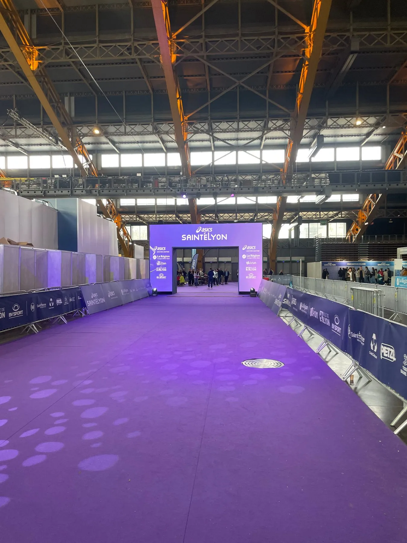 L’arche d’arrivée de la SaintéLyon dans la halle, la veille de la course