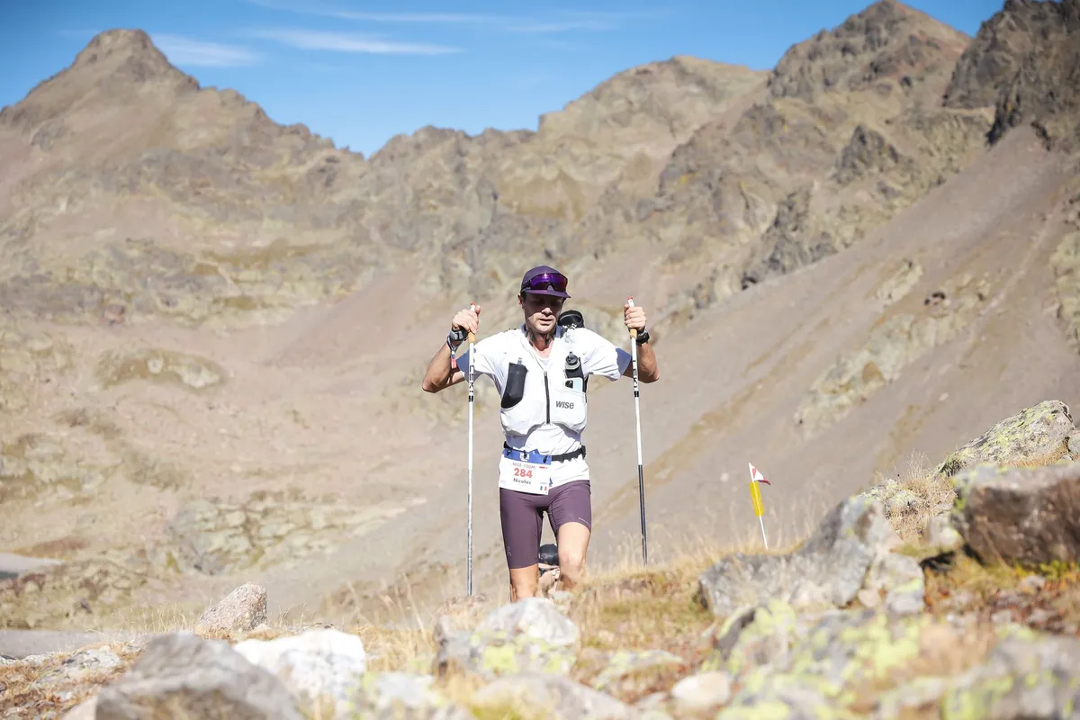 Nicolas Goullet de Rugy en haute montagne, bâtons en main, dans les premières heures du 100 miles de l’UTMB Nice