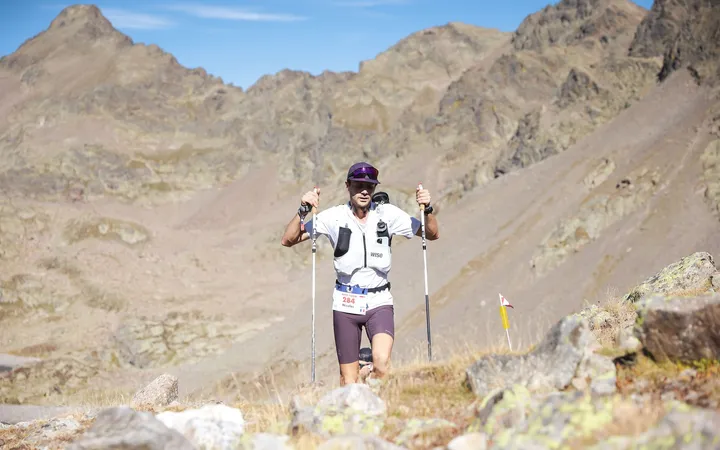 Nicolas Goullet de Rugy en haute montagne, bâtons en main, dans les premières heures du 100 miles de l’UTMB Nice