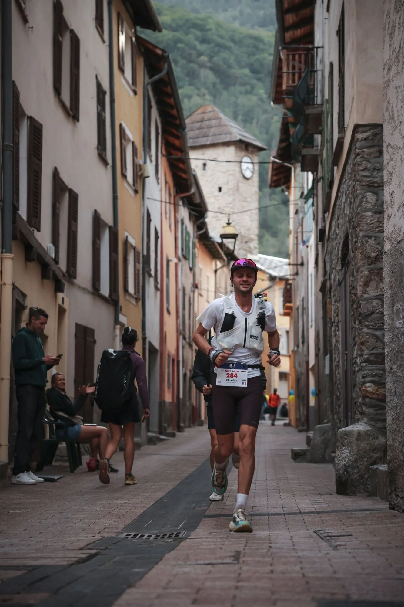 Nicolas Goullet de Rugy court dans une ruelle du village d’Isola, pendant l’UTMB Nice
