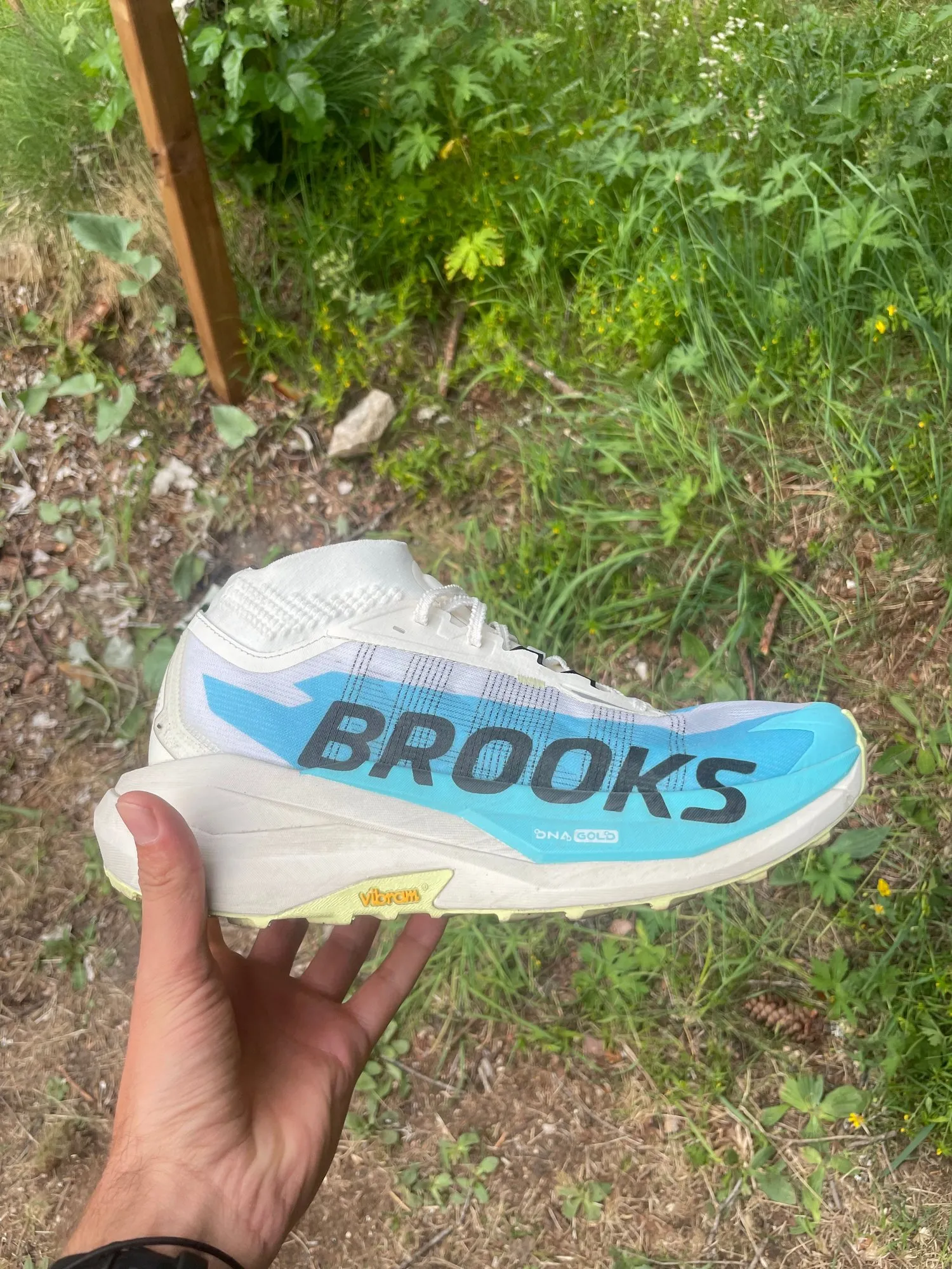 Brooks Cascadia Elite neuve tenue en main, vue du côté extérieur, avec la semelle Vibram