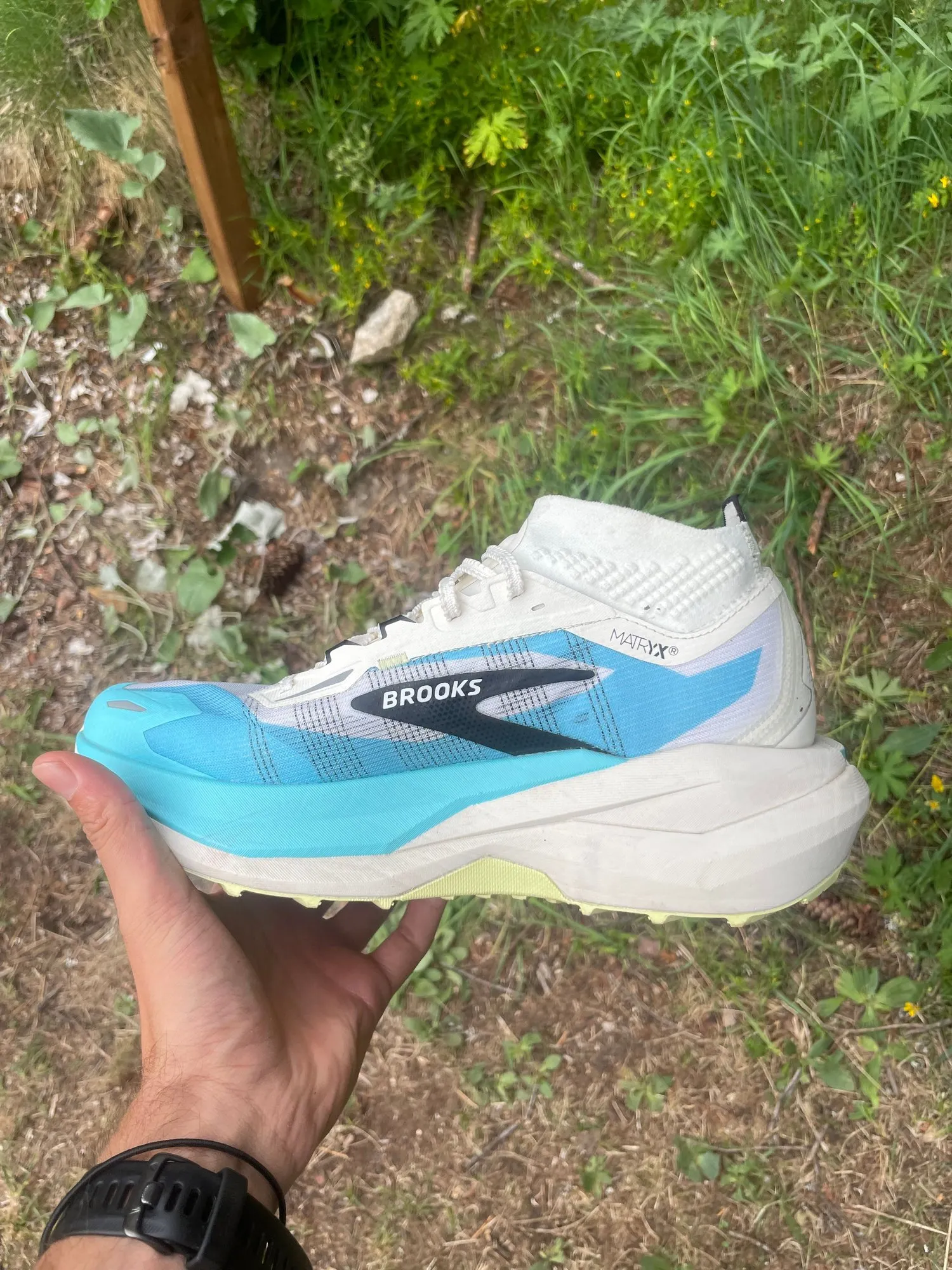 Brooks Cascadia Elite neuve tenue en main, vue du côté intérieur, avec sa tige Matryx