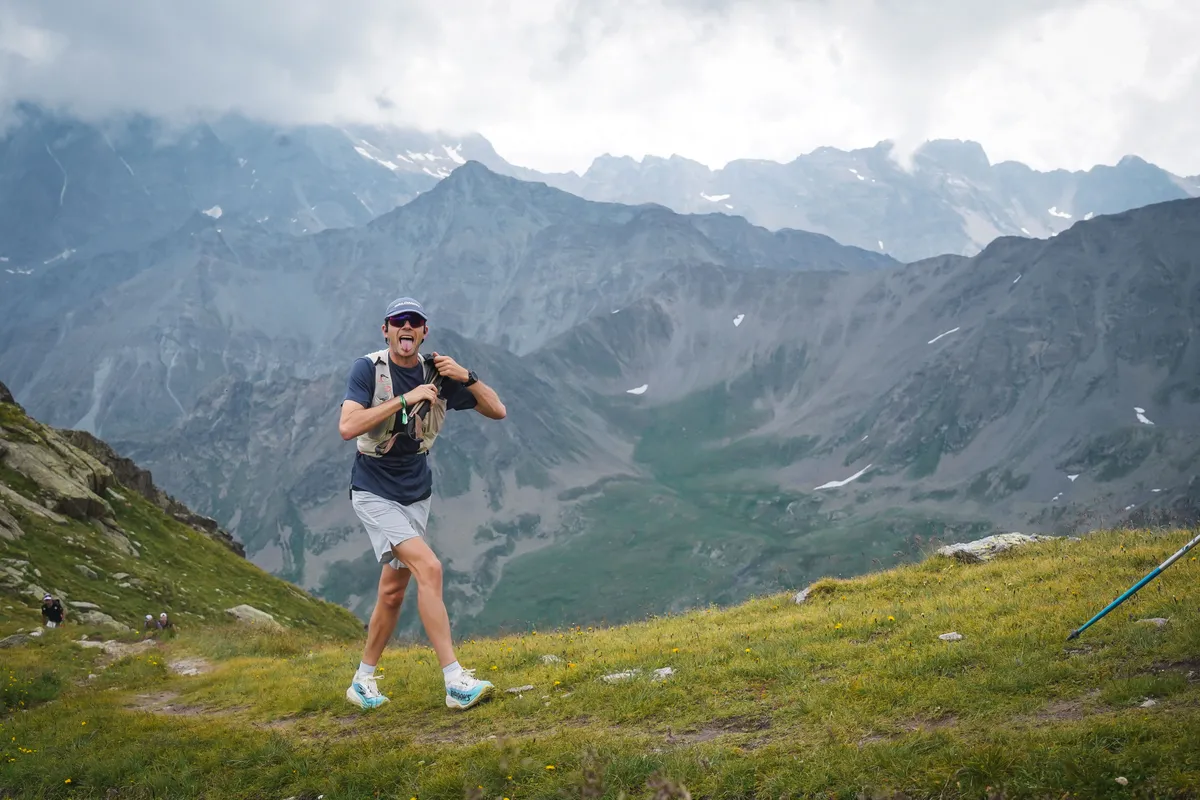 Nicolas Goullet de Rugy en Brooks Cascadia Elite sur l’UTMB Verbier, devant un panorama de montagnes