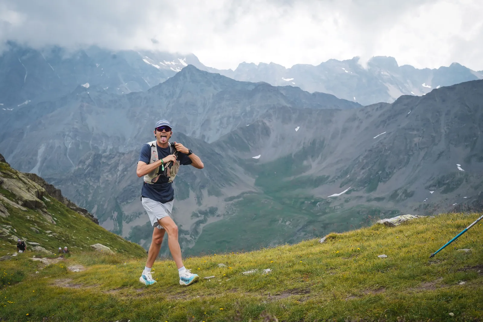 Nicolas Goullet de Rugy en course sur l’UTMB Verbier, devant un panorama de montagnes