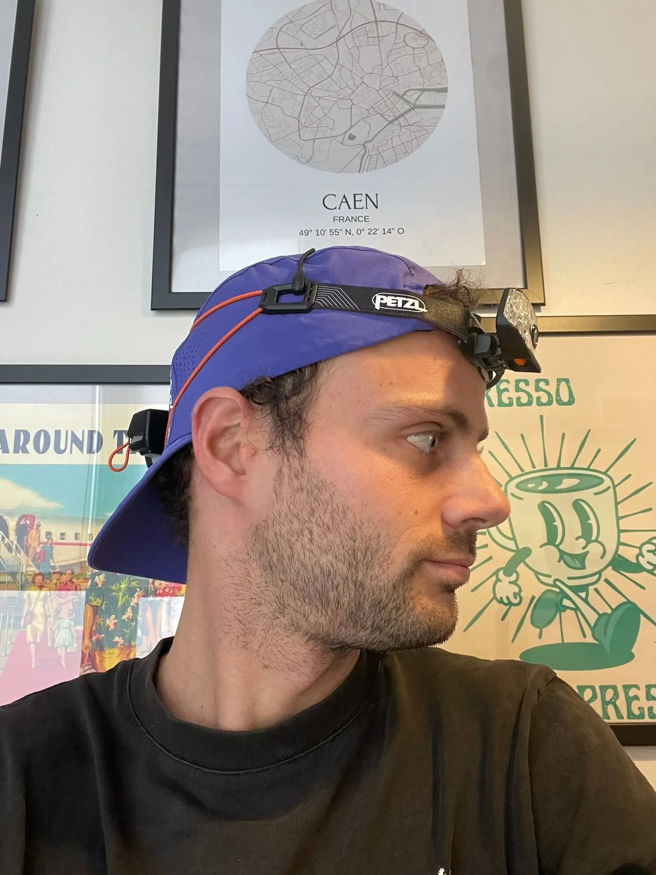 Nicolas Goullet de Rugy portant la Petzl Nao RL sur sa casquette, vu de profil
