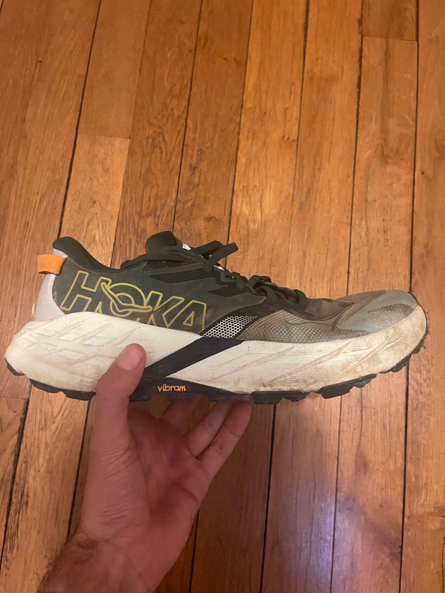 Hoka Speedgoat 7 tenue en main, vue du côté extérieur, après 400 km