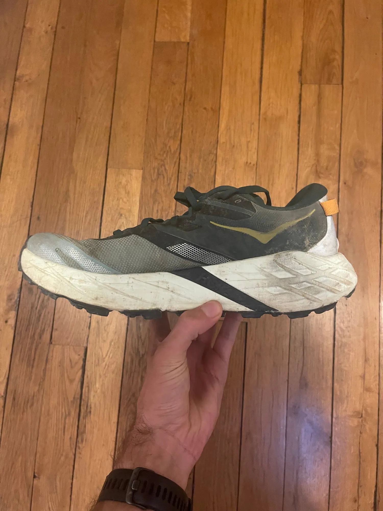 Hoka Speedgoat 7 tenue en main, vue du côté intérieur, après 400 km