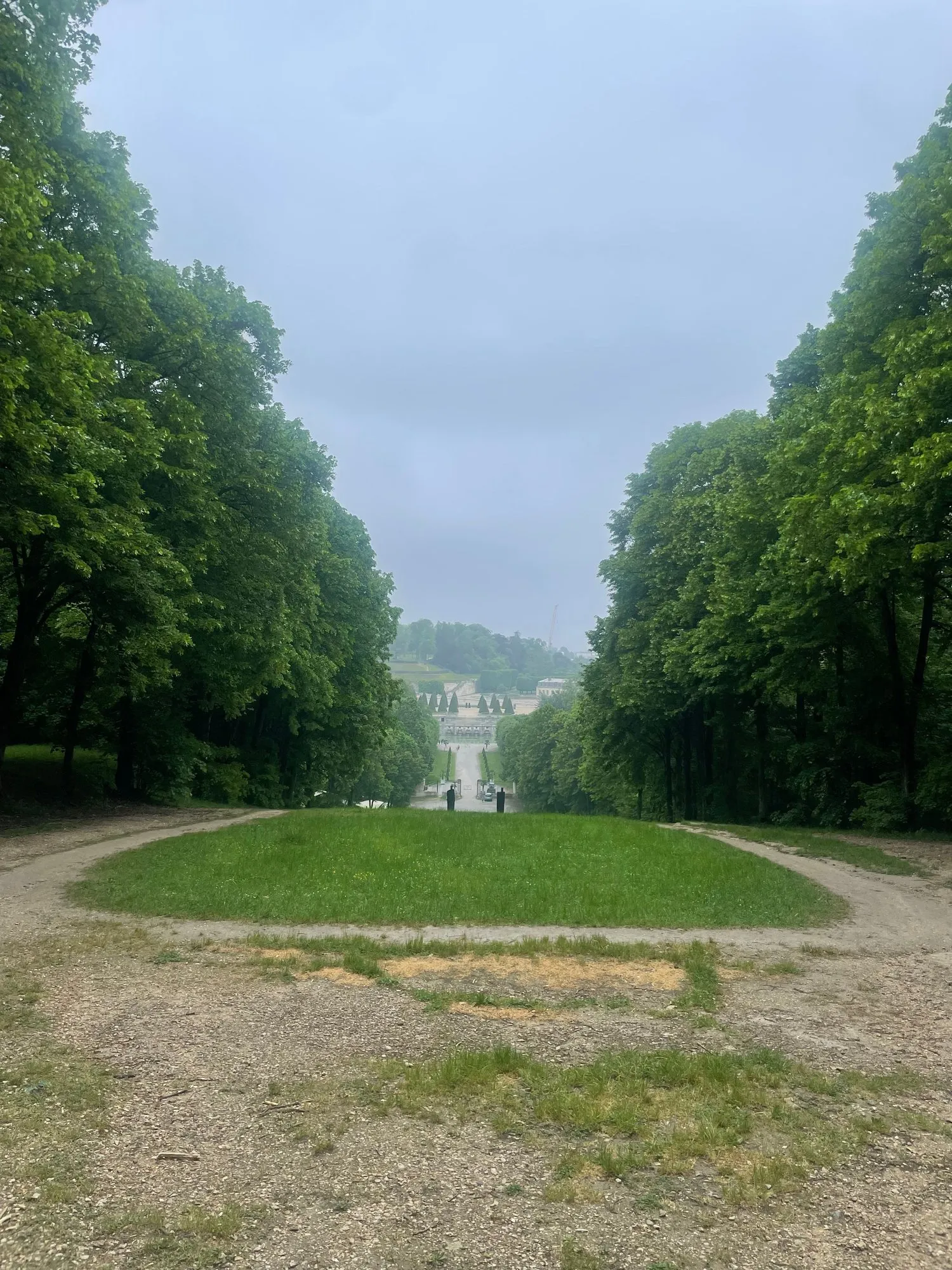 La perspective du Fer à Cheval au parc de Saint-Cloud, entre deux rangées d’arbres