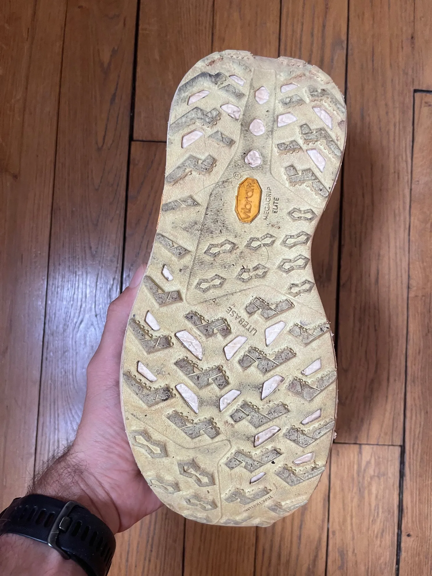 Semelle Vibram Megagrip Elite de la Brooks Cascadia Elite après 400 km : crampons un peu entamés