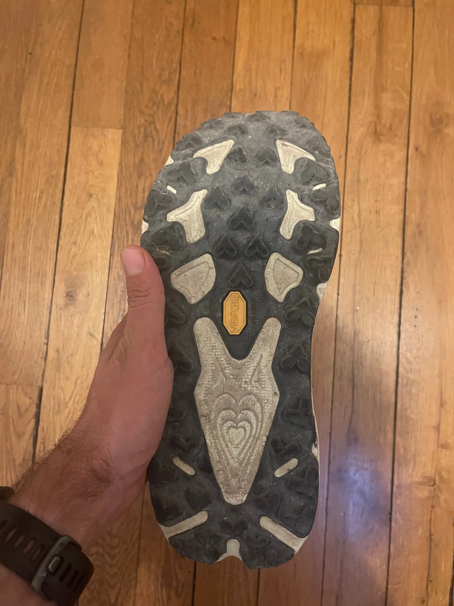 Semelle Vibram Megagrip de la Hoka Speedgoat 7 après 400 km, crampons encore bien marqués