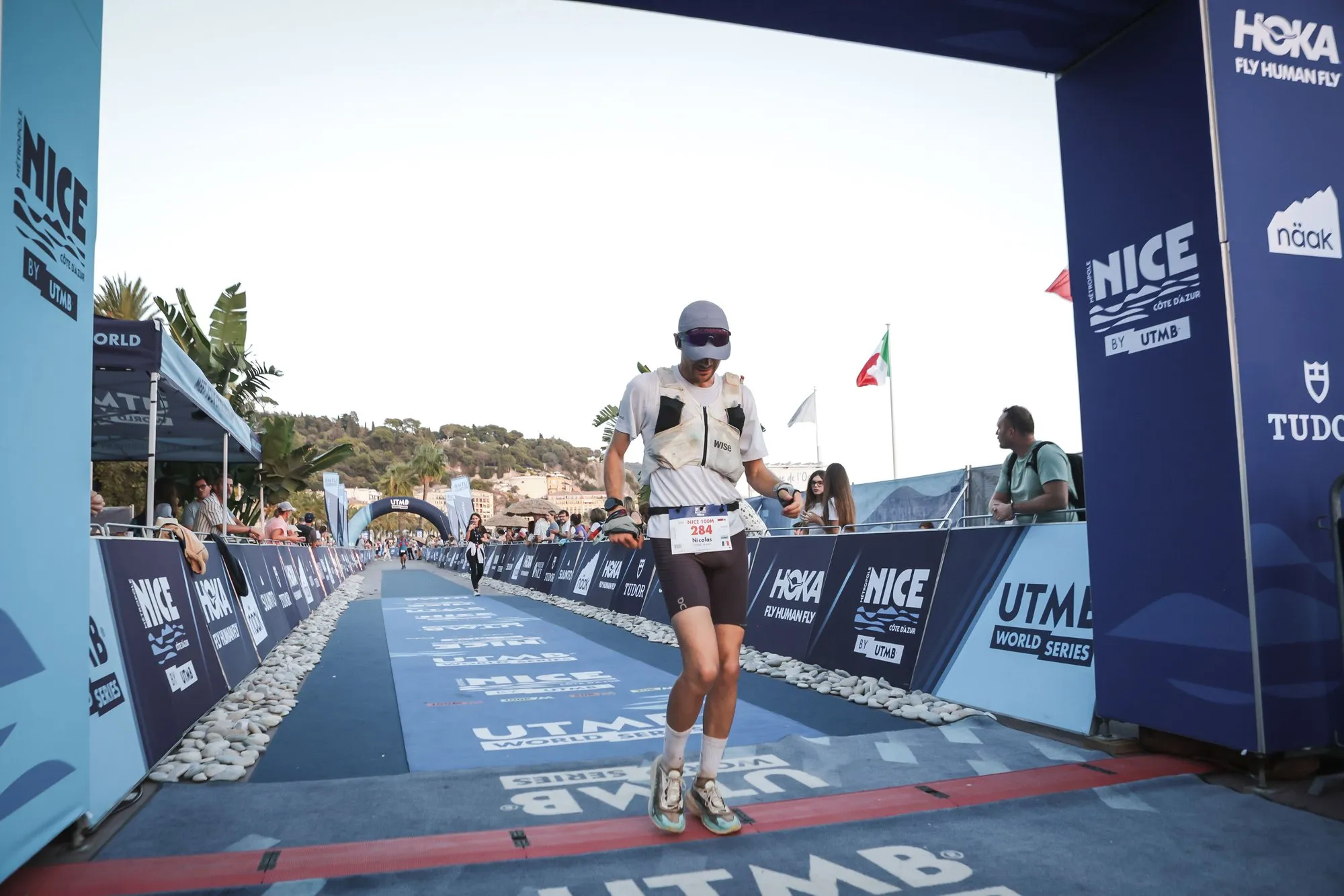 Nicolas Goullet de Rugy franchit la ligne d’arrivée du 100 miles de l’UTMB Nice, dossard 284