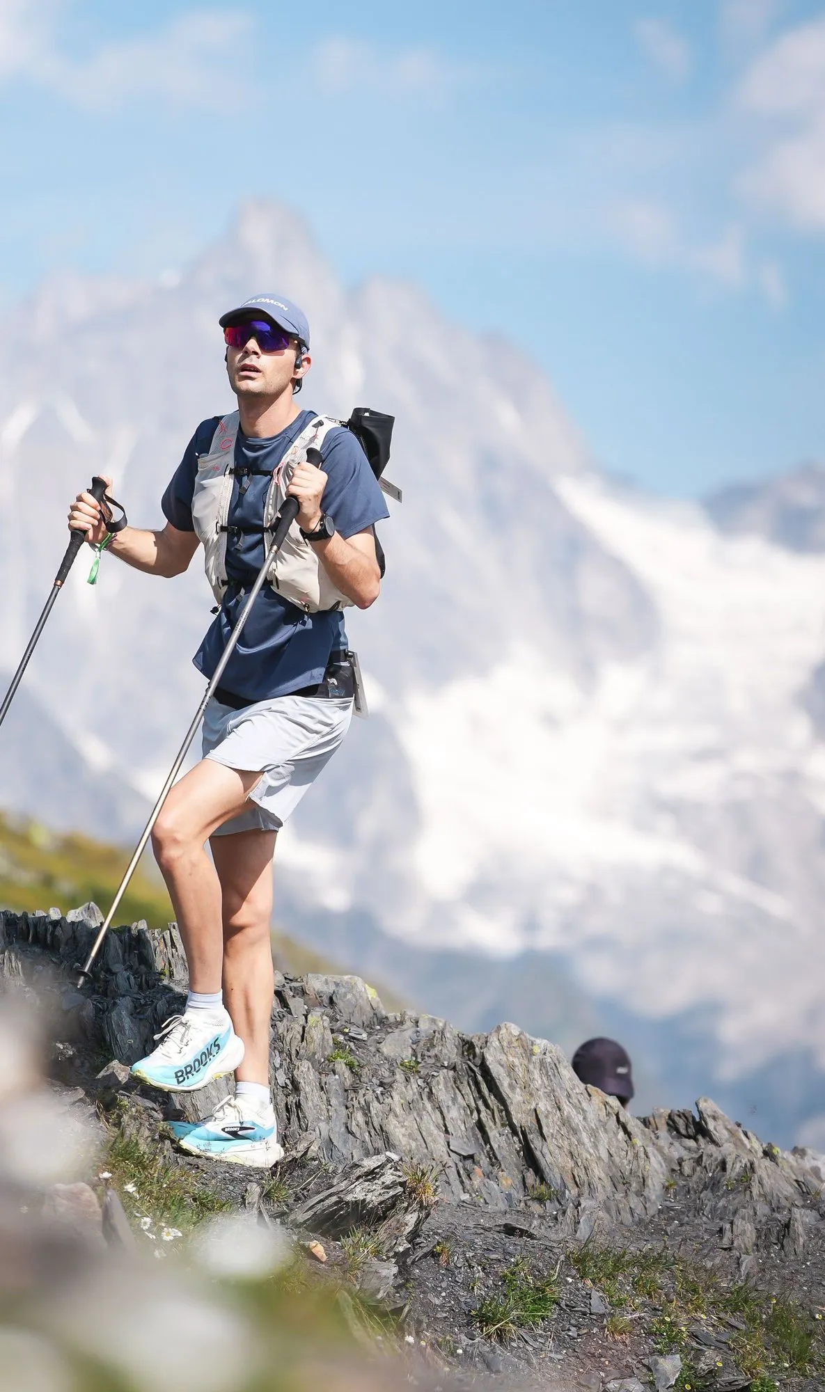 Nicolas Goullet de Rugy en montée sur l’UTMB Verbier, Brooks Cascadia Elite aux pieds